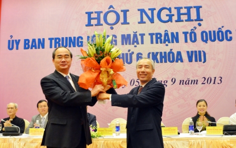 Ông Huỳnh Đảm tặng hoa chức mừng tân Chủ tịch Mặt trận Tổ quốc Việt Nam Nguyễn Thiện Nhân.